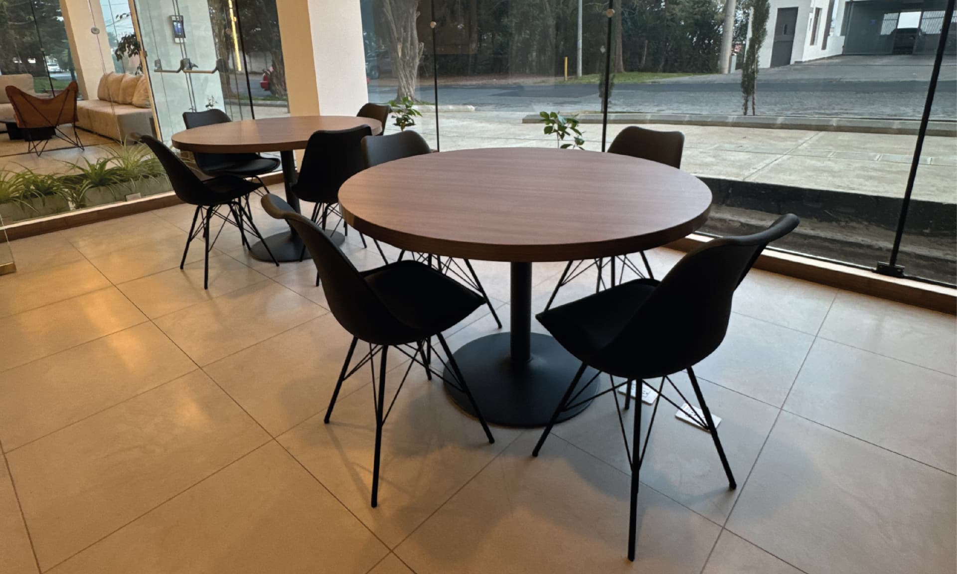Business Center de PRIVE con mesas de trabajo junto a ventanales