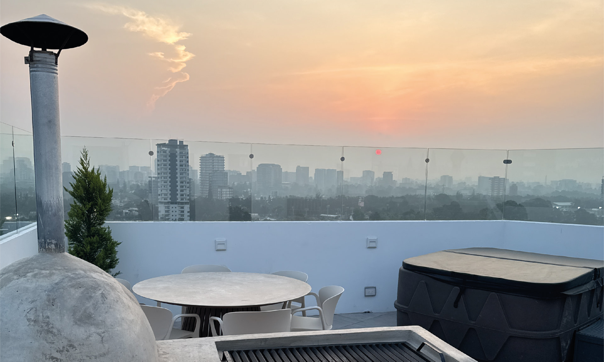 Rooftop de PRIVE con horno de pizza, jacuzzi y vista al atardecer