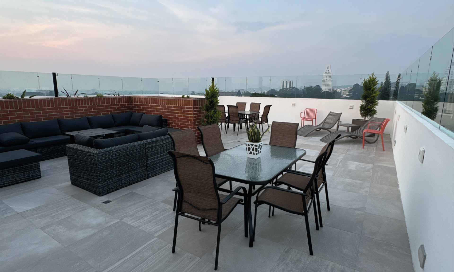 Área social del rooftop de PRIVE con salas y mesas al aire libre