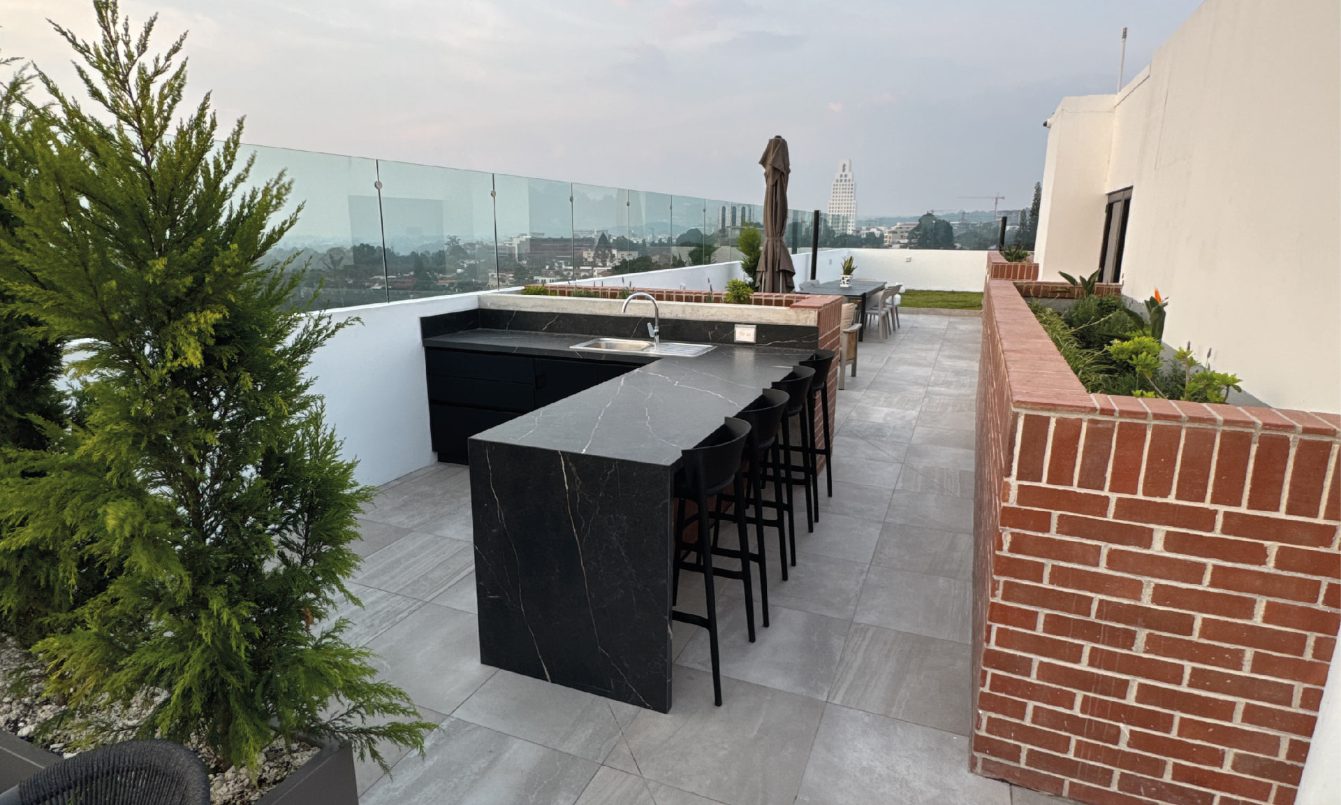 Barra de barbacoa y cocina exterior en el rooftop de PRIVE
